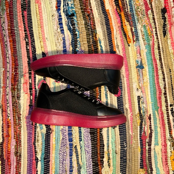 Juicy Couture 🩷🖤Black and Pink Sneakers - Picture 2 of 4